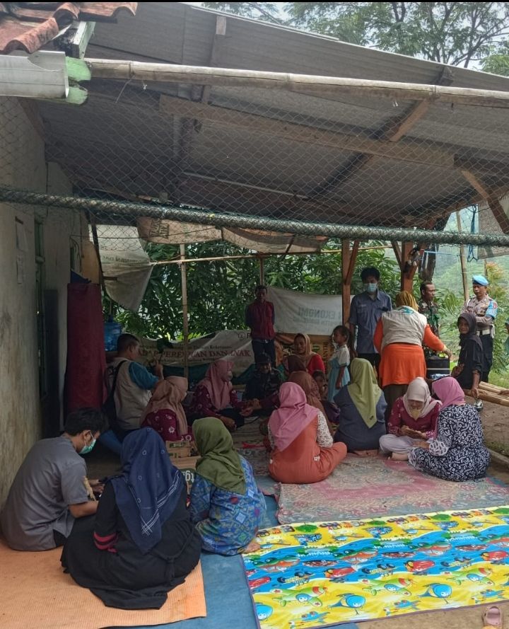 Warga terdampak gempa Sumedang di Dusun Magrog sedang mendapatkan pelayanan kesehatan