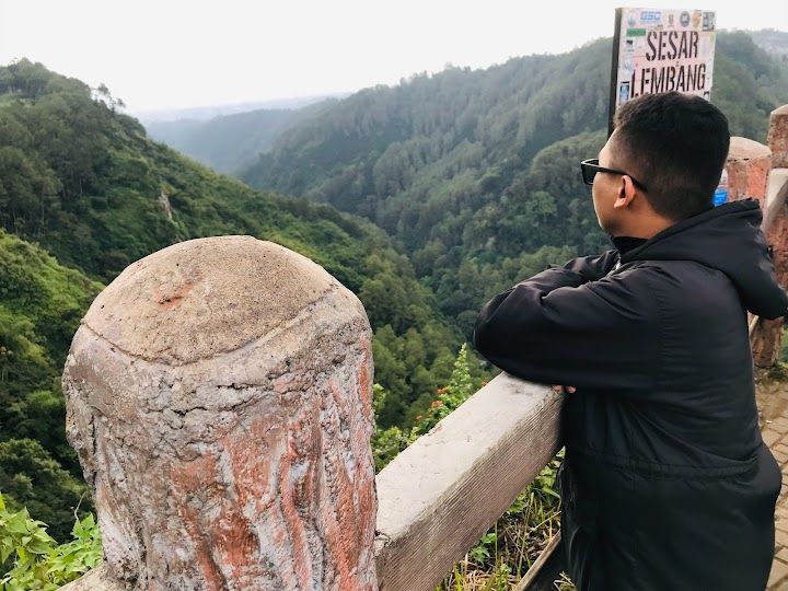 Seorang warga sedang menikmati keindahan alam dari Tebing Keraton di Kampung Ciharegem Puncak, Desa Ciburial, Kabupaten Bandung. Tebing keraton merupakan salah satu kawasan yang berada di atas Sesar Lembang. 