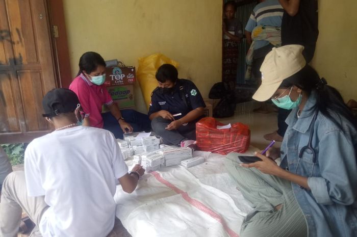 Para nakes Puskesmas Boru sedang mensortir obat-obatan untuk para warga terdampak erupsi Gunung Lewotobi.//