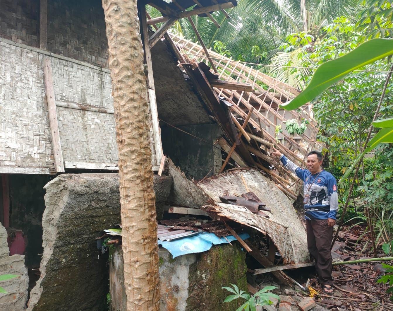 Rumah yang ditempati Narsih (65), warga di Dusun Sukapura RT 19 RW 05, Desa Cikaso, Kecamatan Banjaranyar, Kabupaten Ciamis, ambruk, Kamis 4 Januari 2024. Bangunan tersebut ambruk setelah hujan deras mengguyur ditambah kondisi bangunan yang sudah lapuk.*/FK Tagana Ciamis
