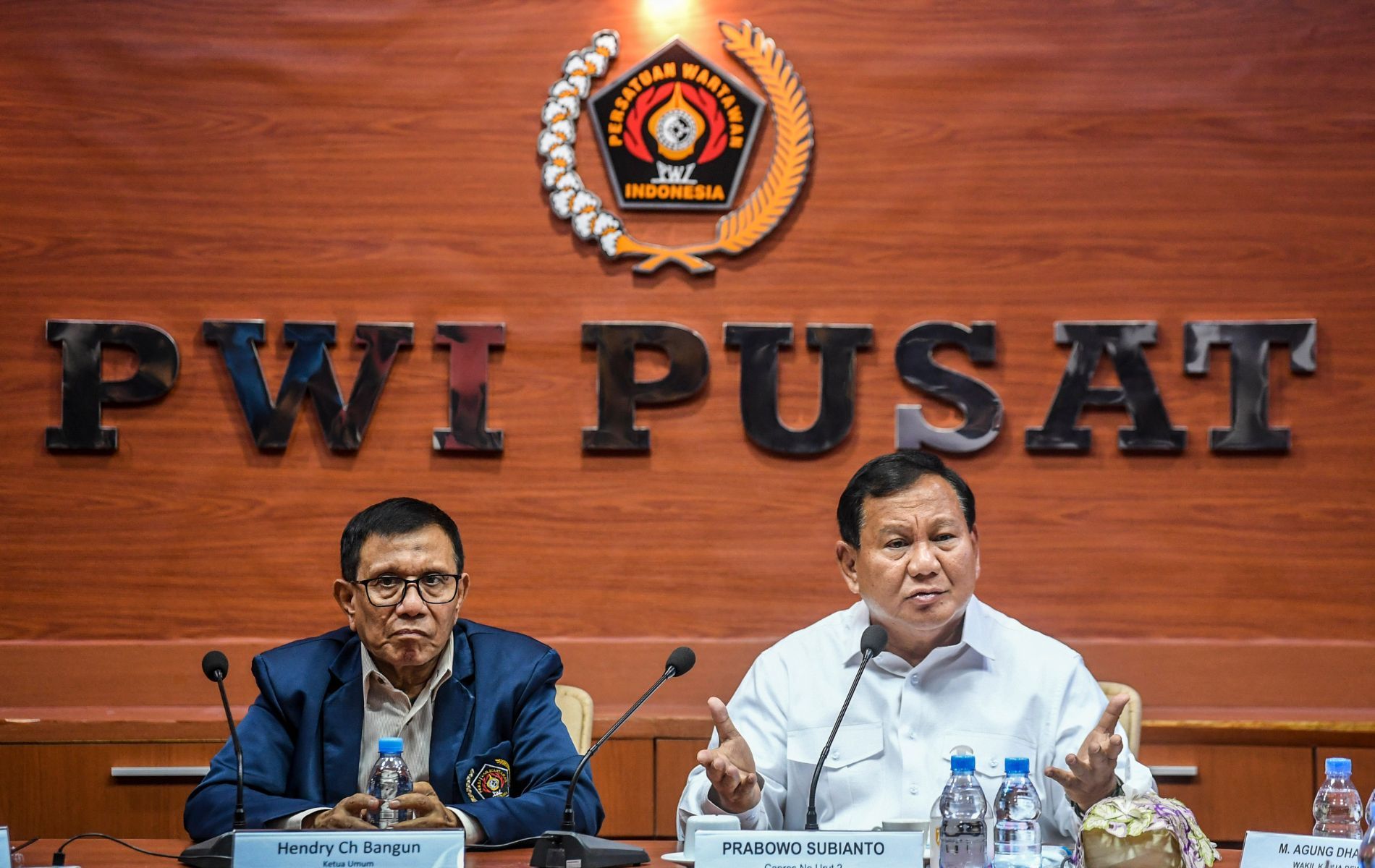 Calon presiden nomor urut 2 Prabowo Subianto menyampaikan visi dan misi disaksikan Ketua PWI Hendry Ch Bangun (kiri) saat mengunjungi kantor PWI Pusat di Jakarta, Kamis (4/1/2024).