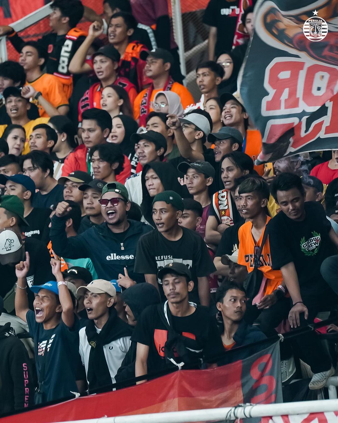 Potret antusiasme Jakmania dalam memberikan dukungan kepada Persija Jakarta di Stadion Utama Gelora Bung Karno (SUGBK)