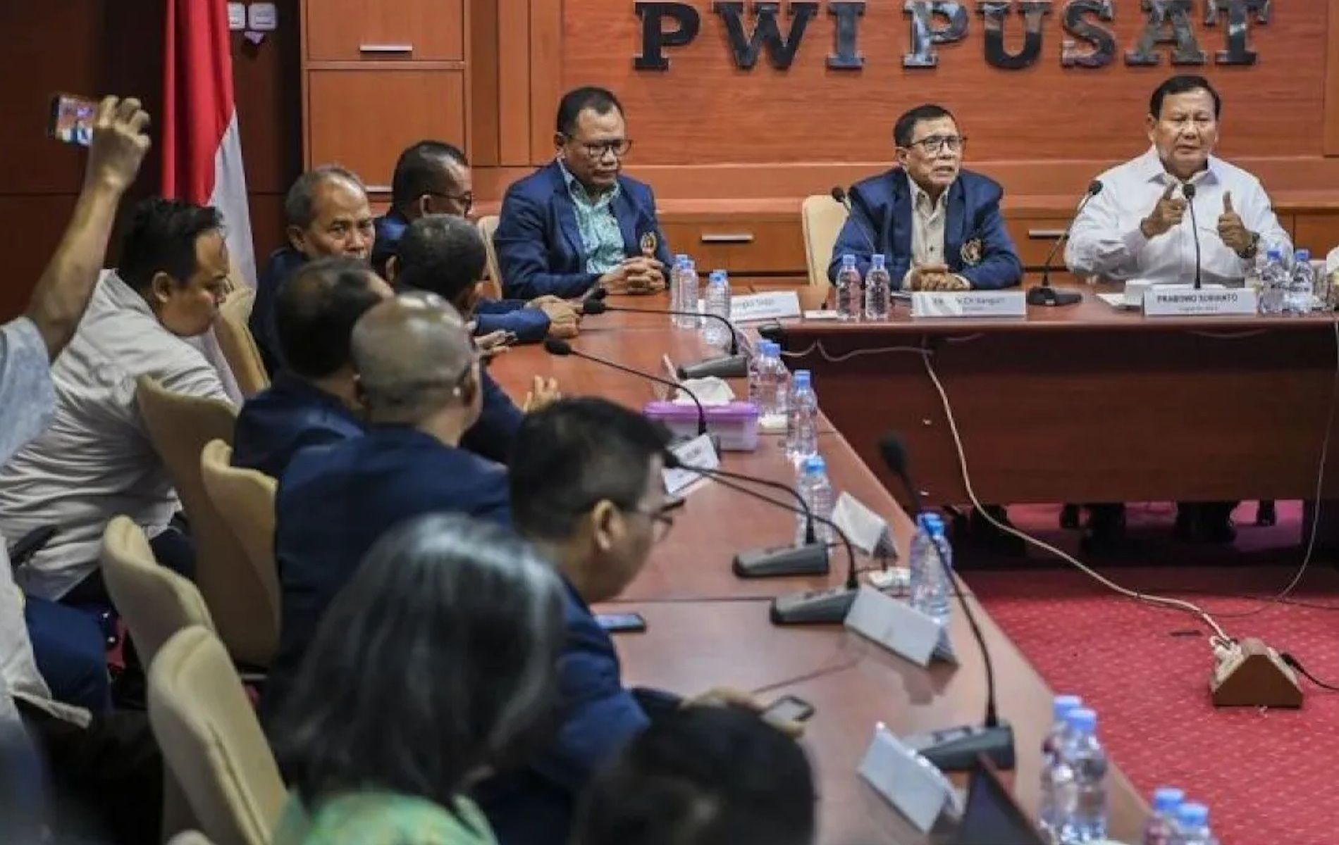 Calon presiden nomor urut 2 Prabowo Subianto (kedua kanan) menyampaikan visi dan misi disaksikan Ketua PWI Hendry Ch Bangun (kedua kanan) saat mengunjungi kantor PWI Pusat di Jakarta, Kamis (4/1/2024).