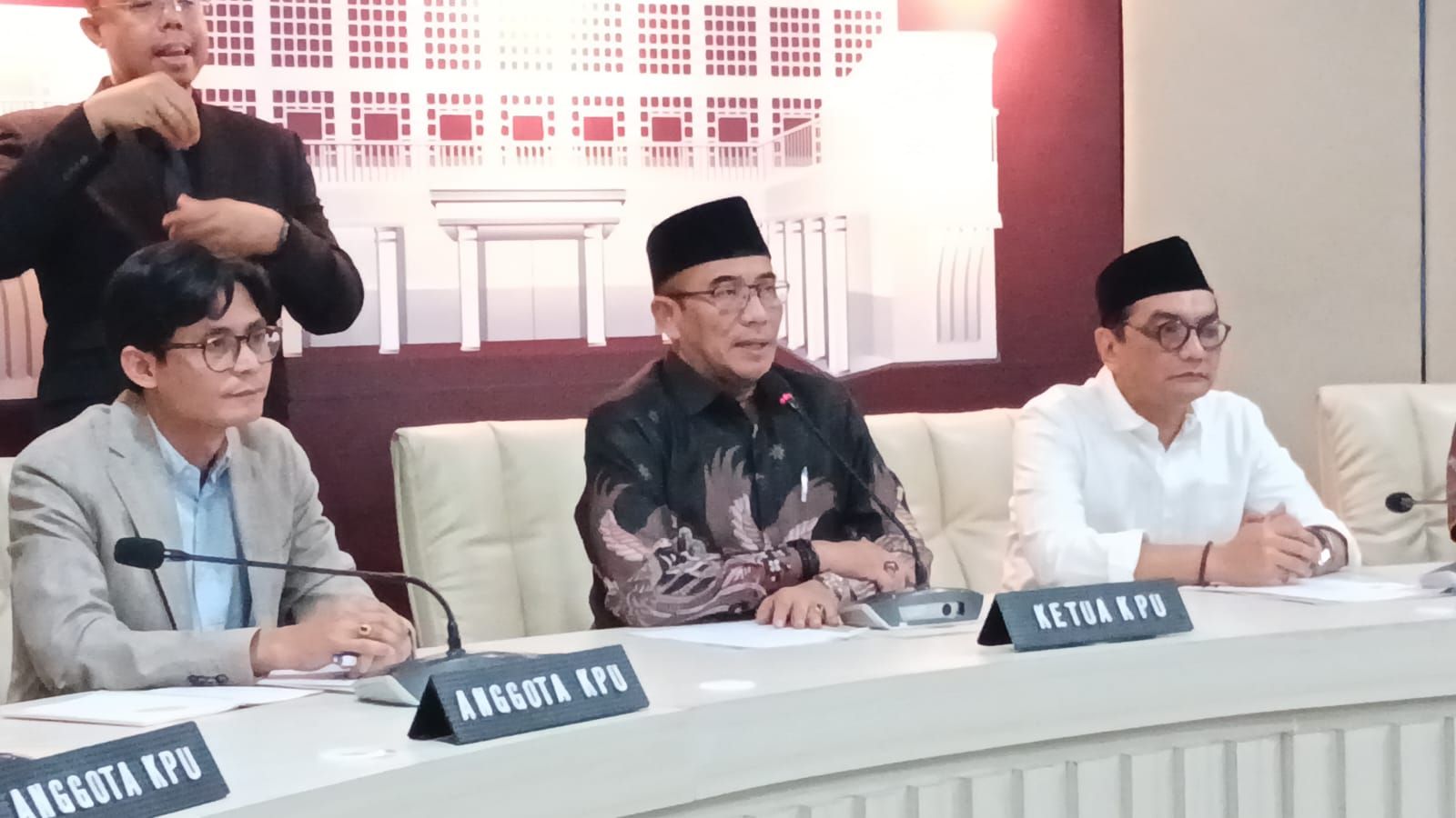 Ketua KPU Hasyim Asy'ari (tengah) saat menyampaikan aturan terbaru Debat Ketiga Capres Pemilu 2024.