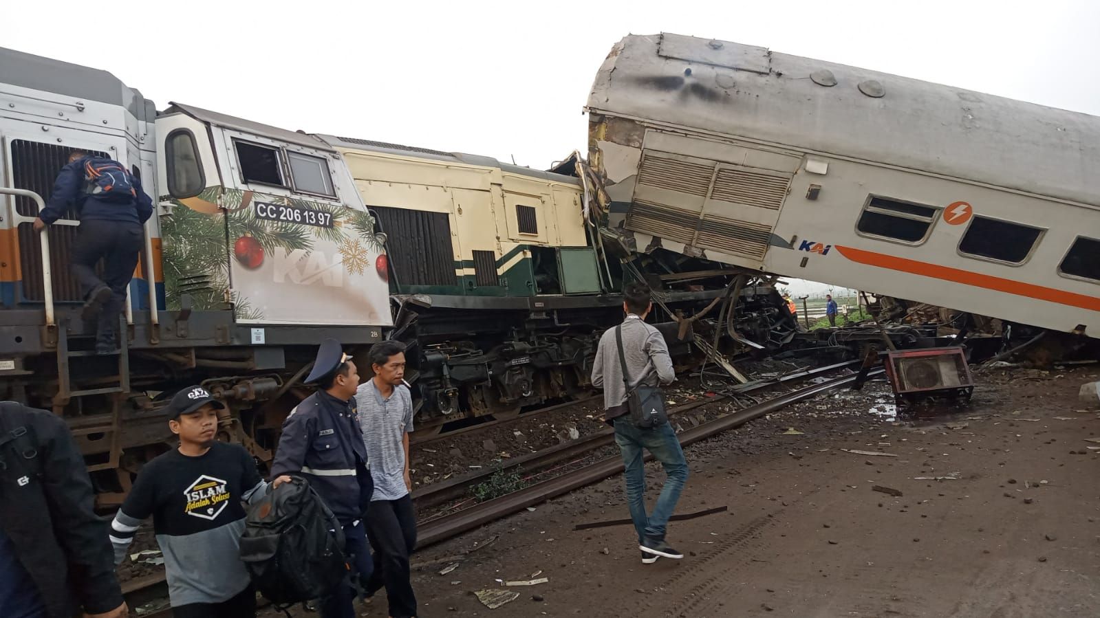 Kecelakaan tabrakan Kereta Api antara KA 350 Commuter Line dengan KA 66 Turangga di Daerah Haurpugur Cicalengka Jawa Barat, Jumat 5 Januari 2024