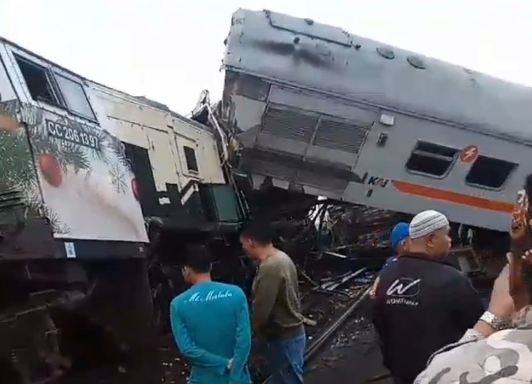 Kabar terkini tabrakan kereta api Turangga dengan kereta api lokazl di Cicalengka, Kabupaten Bandung. Senamyak 3 orang, siantaranya masinis tewas