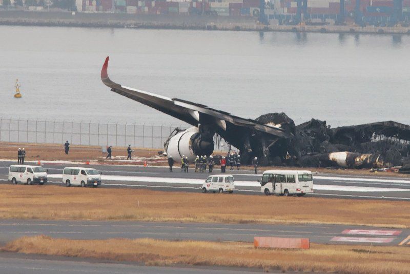 Para petugas menyelidiki pesawat Airbus A350 milik Japan Airlines yang terbakar pada hari Rabu setelah tabrakan hebat sehari sebelumnya dengan pesawat Pasukan Penjaga Pantai Jepang di Bandara Haneda, Tokyo.*/    