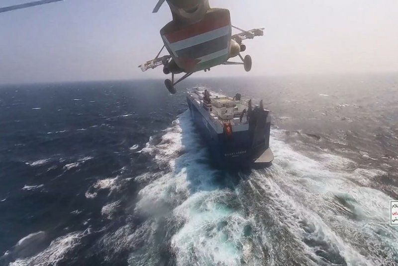 Sebuah helikopter yang dioperasikan oleh Houthi terbang di atas kapal kargo Galaxy Leader di Laut Merah di lepas pantai Hodeidah, Yaman, 19 November. Houthi Yaman menyita kapal kargo tersebut setelah mengancam akan menargetkan semua kapal yang dimiliki atau dioperasikan oleh perusahaan Israel.*/