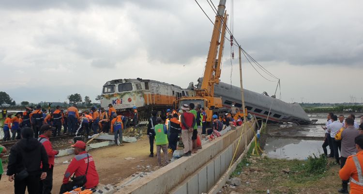 Proses evakuasi KA Turangga dan KA Lokal yang bertabrakan, di Cicalengka, Kabupaten Bandung, Jumat, 5 Januari 2024. 