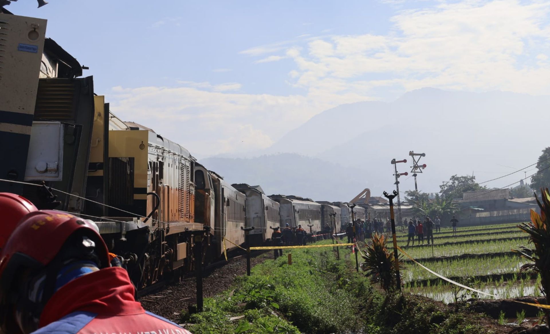 Proses Evakuasi korban tabrakan KA Turangga vs KA Commuter Line di Cicalengka Bandung Jumat, 5 Januari 2024.