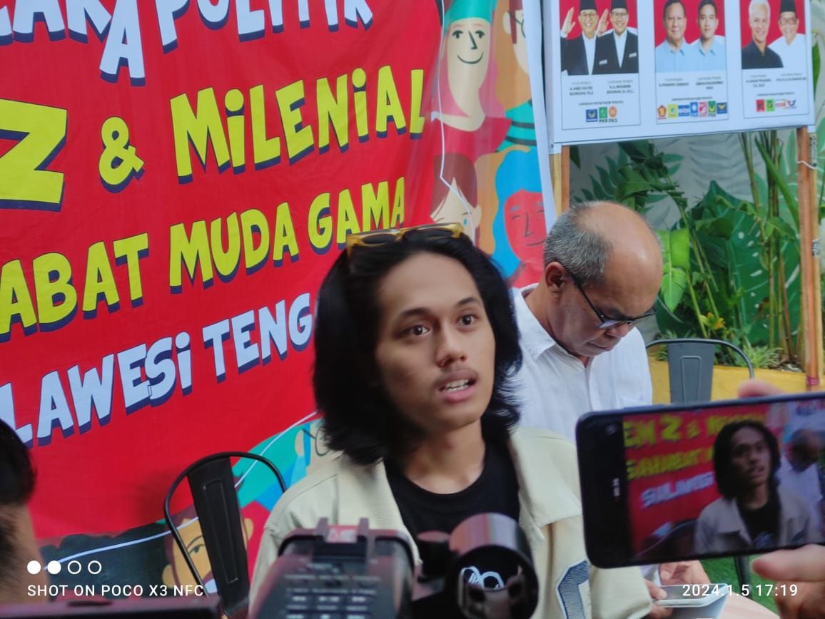 Koordinator Sahabat Muda GAMA Sultra, Andika Yayang Perdana saat diwawancarai awak media. 