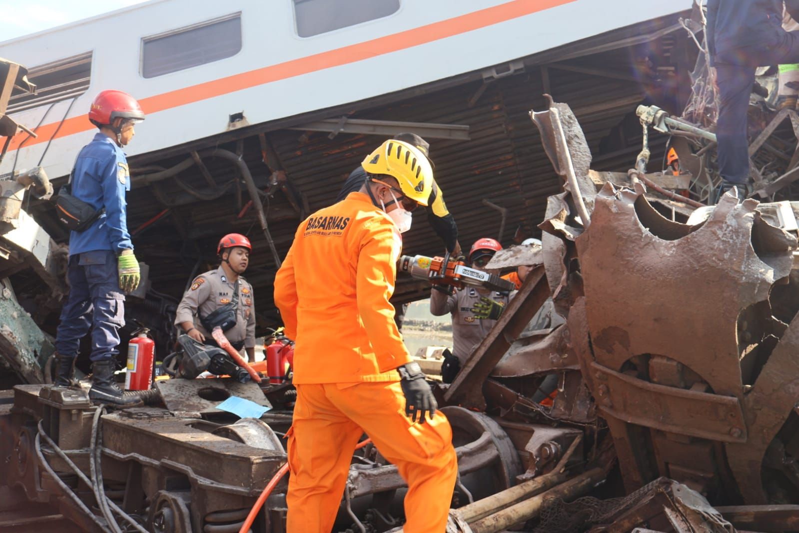 Tim Rescue Basarnas Bandung melakukan evakuasi terhadap korban kecelakaan Kereta Api Turangga rute Bandung-Surabaya dengan KA Bandung Raya rute Padalarang-Tasikmalaya, Jumat (5/1/2024).