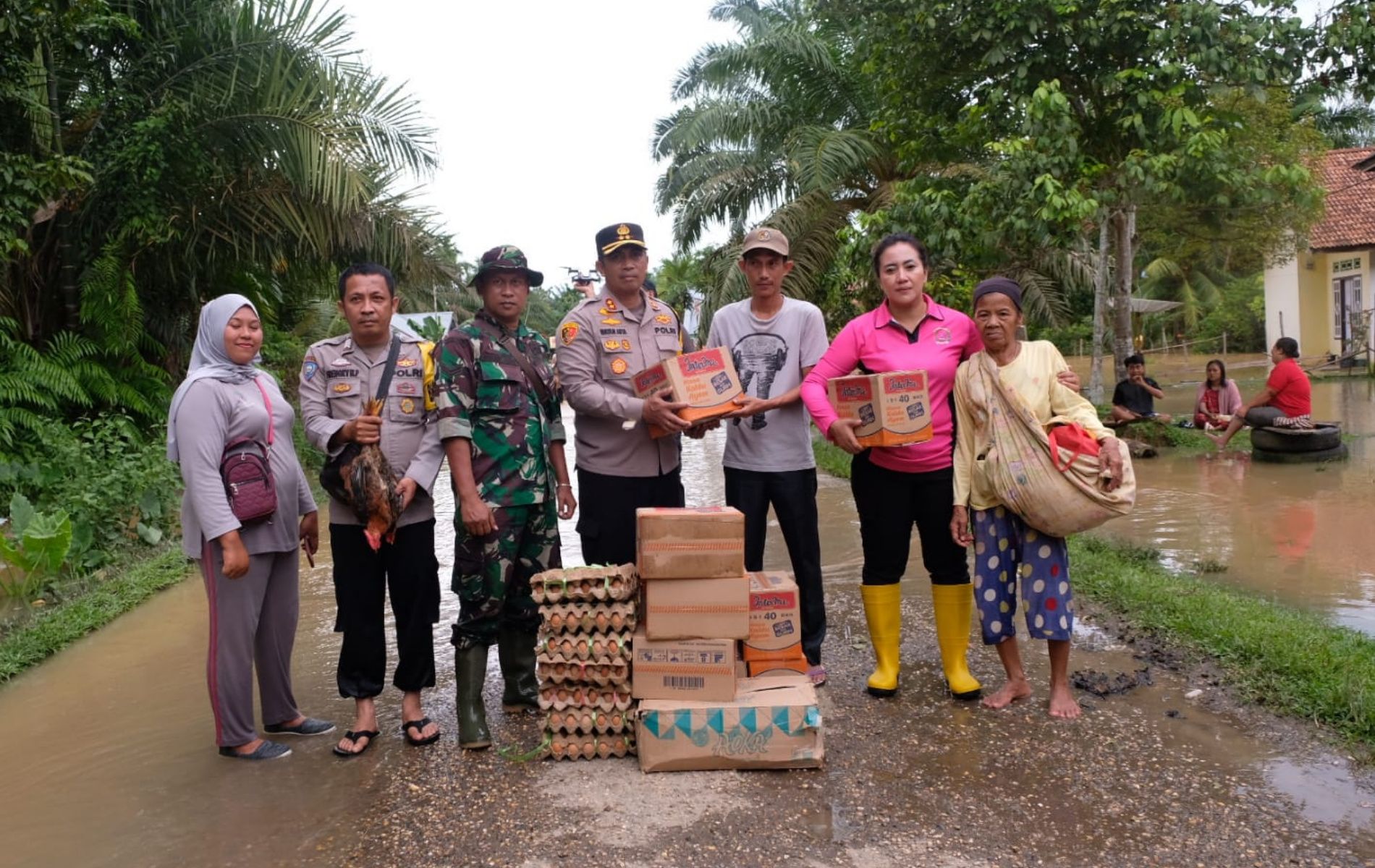 Kapolres Tebo AKBP I Wayan Arta Ariawan saat menyerahkan bantuan kepada korban banjir di Desa Jati Belarik.