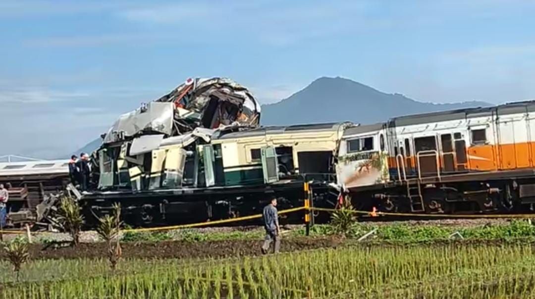 Atas kecelakaan kereta api Turangga dan commuter line Bandung Raya (Baraya) pada Jumat pagi, 5 Januari 2024, KAI telah evakuasi korban luka ke rumah sakit terdekat.