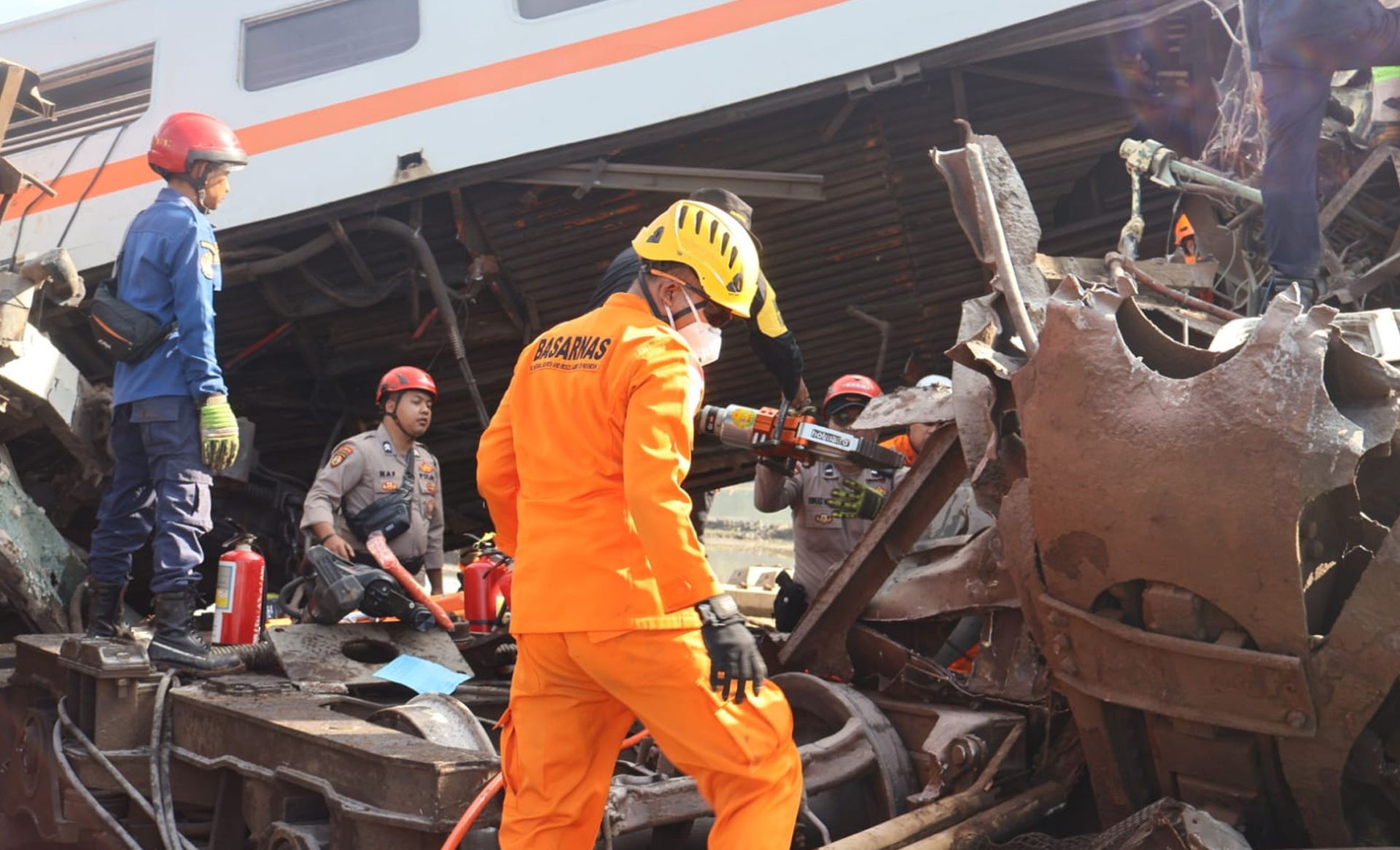 Proses Evakuasi korban tabrakan KA Turangga vs KA Commuter Line di Cicalengka Bandung Jumat, 5 Januari 2024.