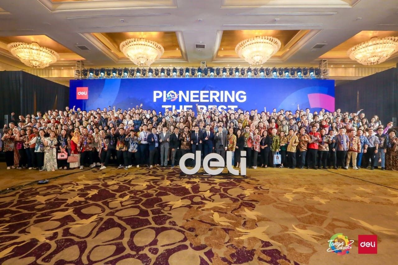 Foto seluruh mitra dan partner dealer bersama BOD pada acara Partner Conference Deli Indonesia (Dok. Deli Indonesia)