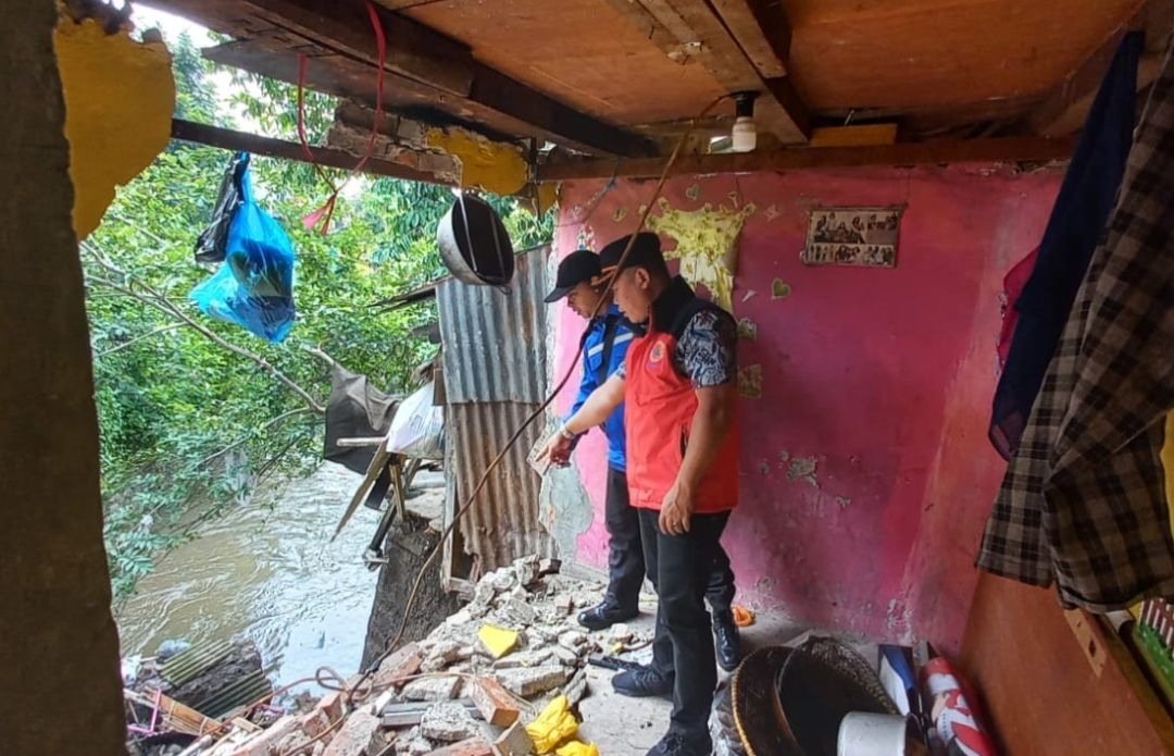 Rumah warga di Cimahi rusak akibat tembok penahan tanah (TPT) tergerus aliran Sungai Cikendal.