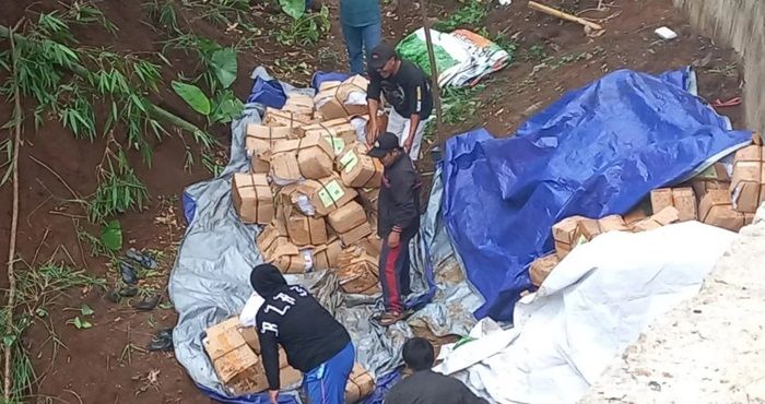 Petugas mengevakuasi muatan berupa surat suara Pemilu 2024 setelah truk pengangkutnya terguling di Jambu, Kabupaten Semarang, Sabtu, 6 Januari 2024.