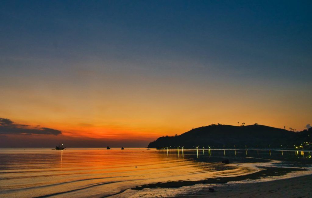 Potret golden sunset di Pulau Kanawa, NTT