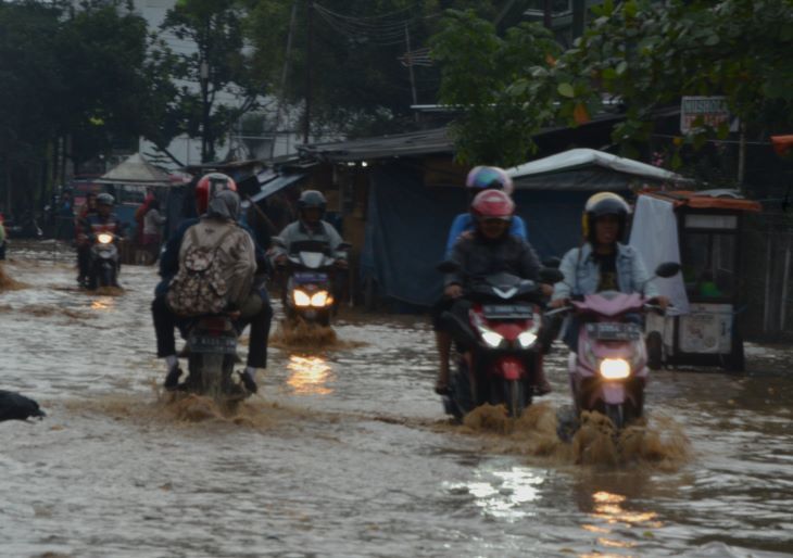 Menjelang malam sejumlah pengendara sepeda motor  nekad menerjang genangan air di Jalan Rumahsakit Kecamatan Cinambo Kota Bandung.