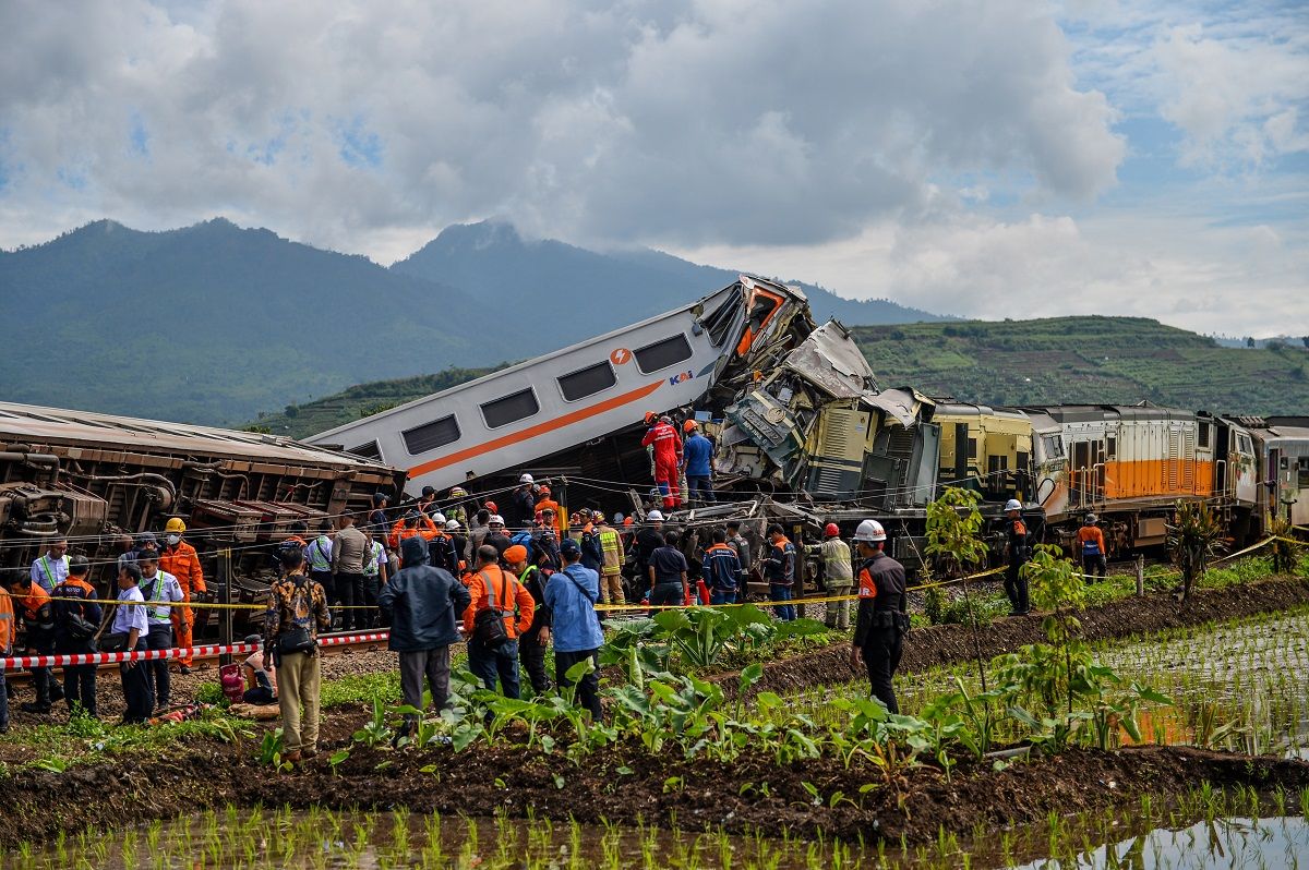 Petugas mengevakuasi rangkaian kereta yang mengalami kecelakaan di Cicalengka, Kabupaten Bandung, Jawa Barat, Jumat (5/1/2024). Selama proses evakuasi berlangsung, PT KAI mengalihkan jalur kereta api menuju selatan ke jalur utara . ANTARA FOTO/Raisan Al Farisi/Spt.