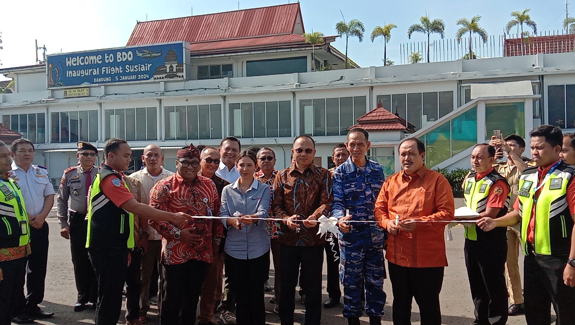 Pengguntingan pita tanda diresmikannya penerbangan perdana Susi Air di Bandar Udara Husein Sastranegara Bandung, Jumat 5 Januari 2024.