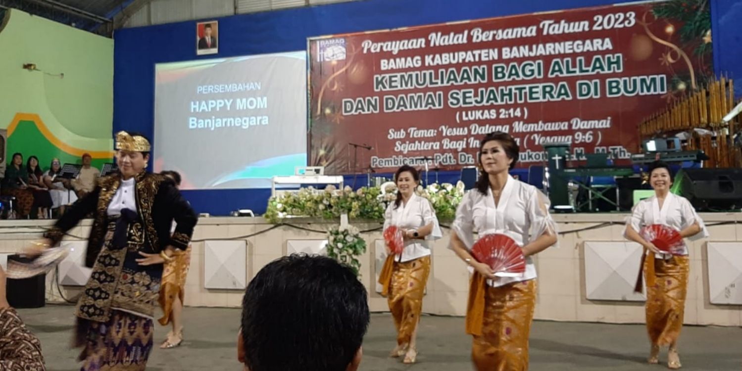 Gerak tari oleh Happy Mom di acara Natal Bersama 2023 kabupaten Banjarnegara