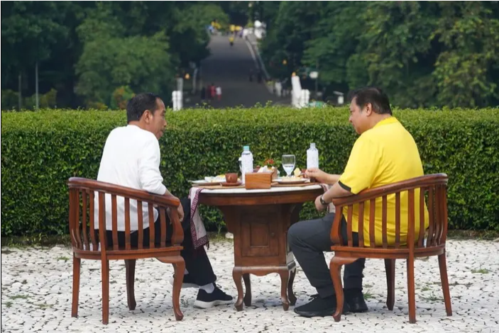 Usai Makam Malam Dengan Prabowo, Jokowi Olahraga dan Sarapan dengan Airlangga Hartarto di Kebun Raya Bogor