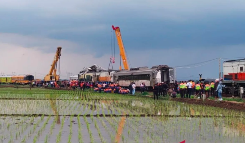 PT KAI datangkan 3 crane untuk evakuasi rangkaian kereta api pasca tabrakan kereta api di Cicalengka. PT KAI targetkan Sabtu 6 Januari 2024, jalur kembali bisa dilalui.