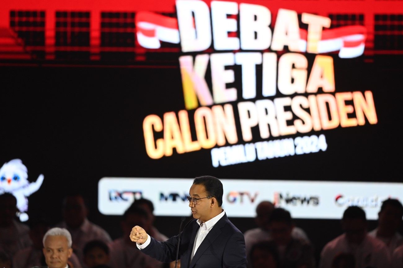 Capres nomor urut satu Anies Baswedan menyampaikan pandangannya saat debat ketiga Pilpres 2024 di Istora Senayan, Jakarta, Minggu, 7 Januari 2024.