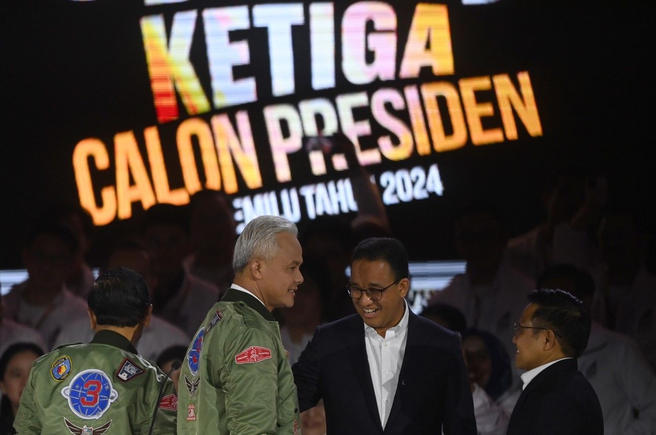 Capres nomor urut tiga Ganjar Pranowo (kiri) berbincang dengan capres nomor urut satu Anies Baswedan usai tiba di lokasi debat ketiga Pilpres 2024 di Istora Senayan, Jakarta, Minggu (7/1/2024). 