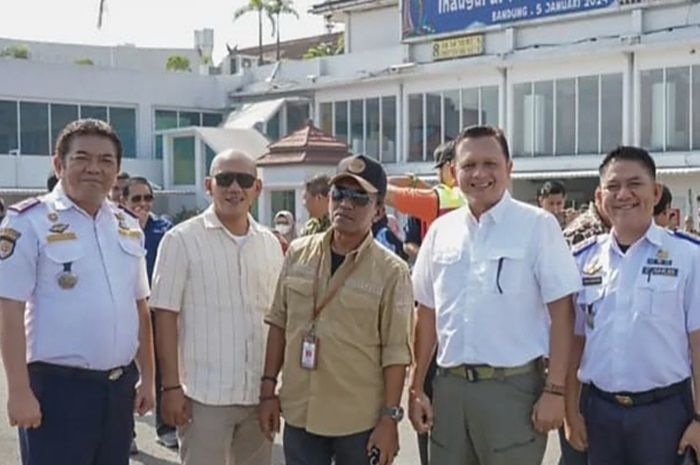 Kepala Disparbud Kab Pangandaran Tonton Guntari (tengah) setelah bergabung dengan rekan pejabat dari Pemda pangandaran di Bandar Udara Husein Sastranegara Bandung, Jumat 5 Januari 2024 kemarin.