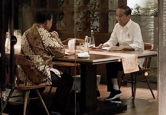 Capres nomor urut 3, Prabowo Subianto dan Presiden Jokowi sedang makan malam bersama.