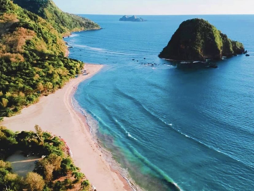 Pantai Pulau Merah di Banyuwangi/Instagram/@anglurselurr_