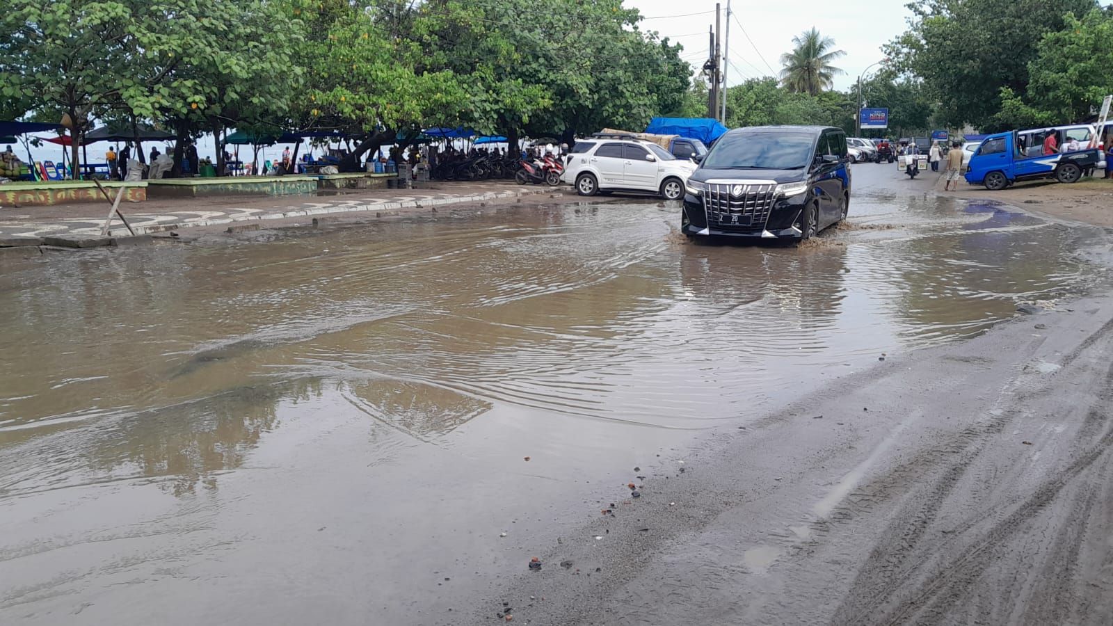 Jalan utama Pantai Barat Pangandaran banjir tampak airnya keruh.*/Kabar Priangan/Kiki Masduki