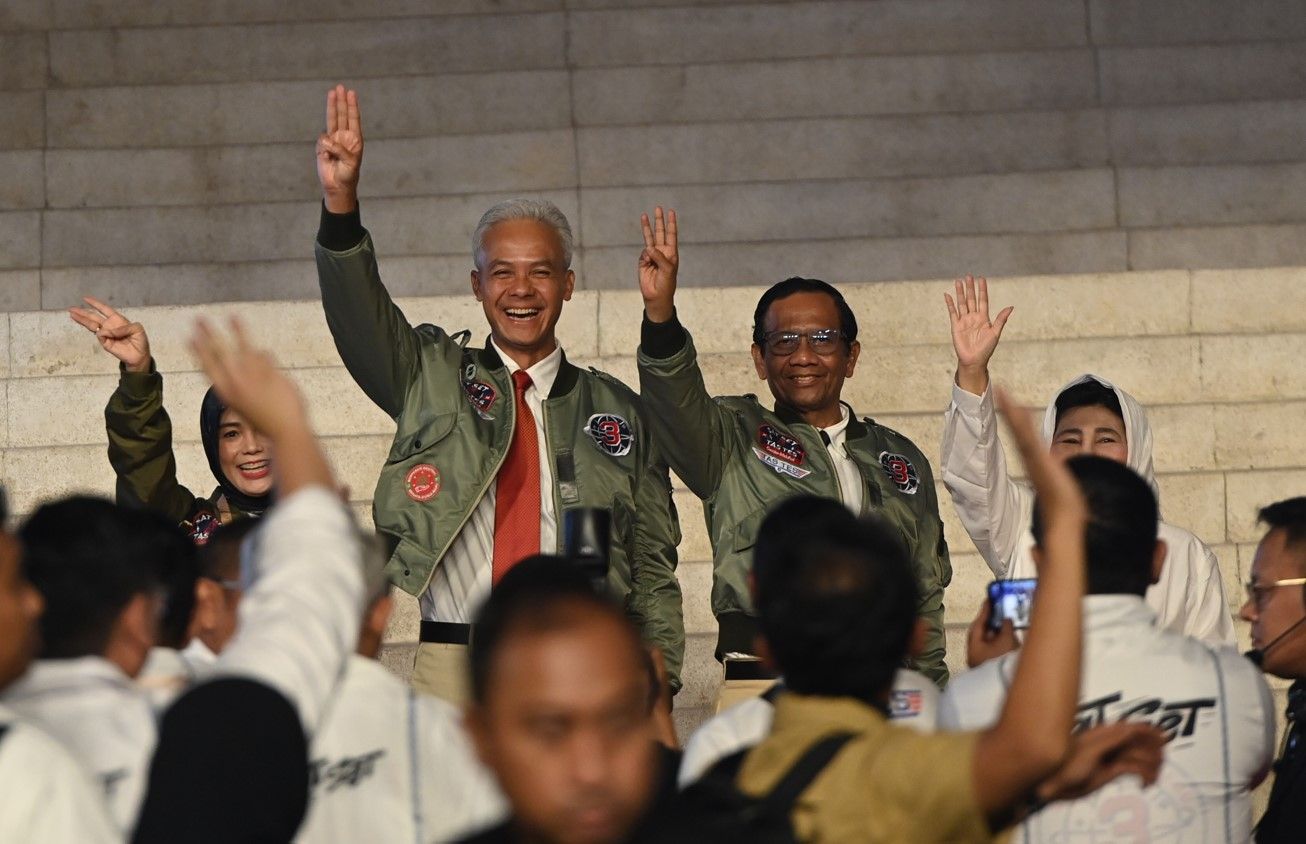 Capres-cawapres nomor urut tiga Ganjar Pranowo dan Mahfud MD menyapa pendukungnya saat tiba di lokasi debat ketiga Pilpres 2024 di Istora Senayan, Jakarta, Minggu, 7 Januari 2024.