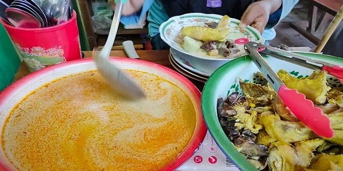 Lontong Tuyuhan, makanan khas Rembang gurih pedas yang bikin ketagihan. Biasanya lontong tuyuhan disajikan dengan daging ayam, tempe, dengan taburan bawang goreng di atasnya. (Foto: Instagram/@muchson_ali)