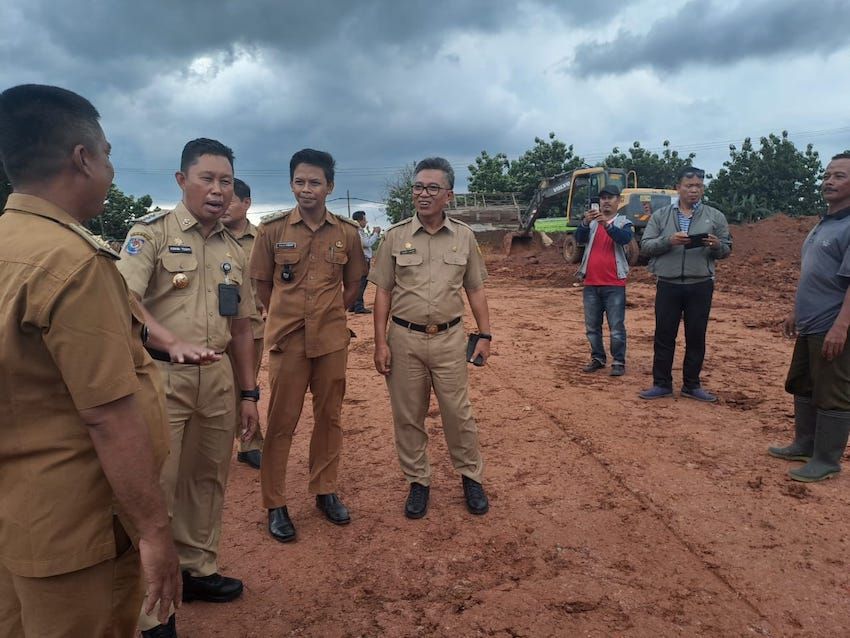 Pj. Bupati Bogor Asmawa Tosepu melakukan peninjauan langsung progres pembangunan kantong parkir kendaraan truk tambang di Parung Panjang, Senin, 8 Januari 2024.