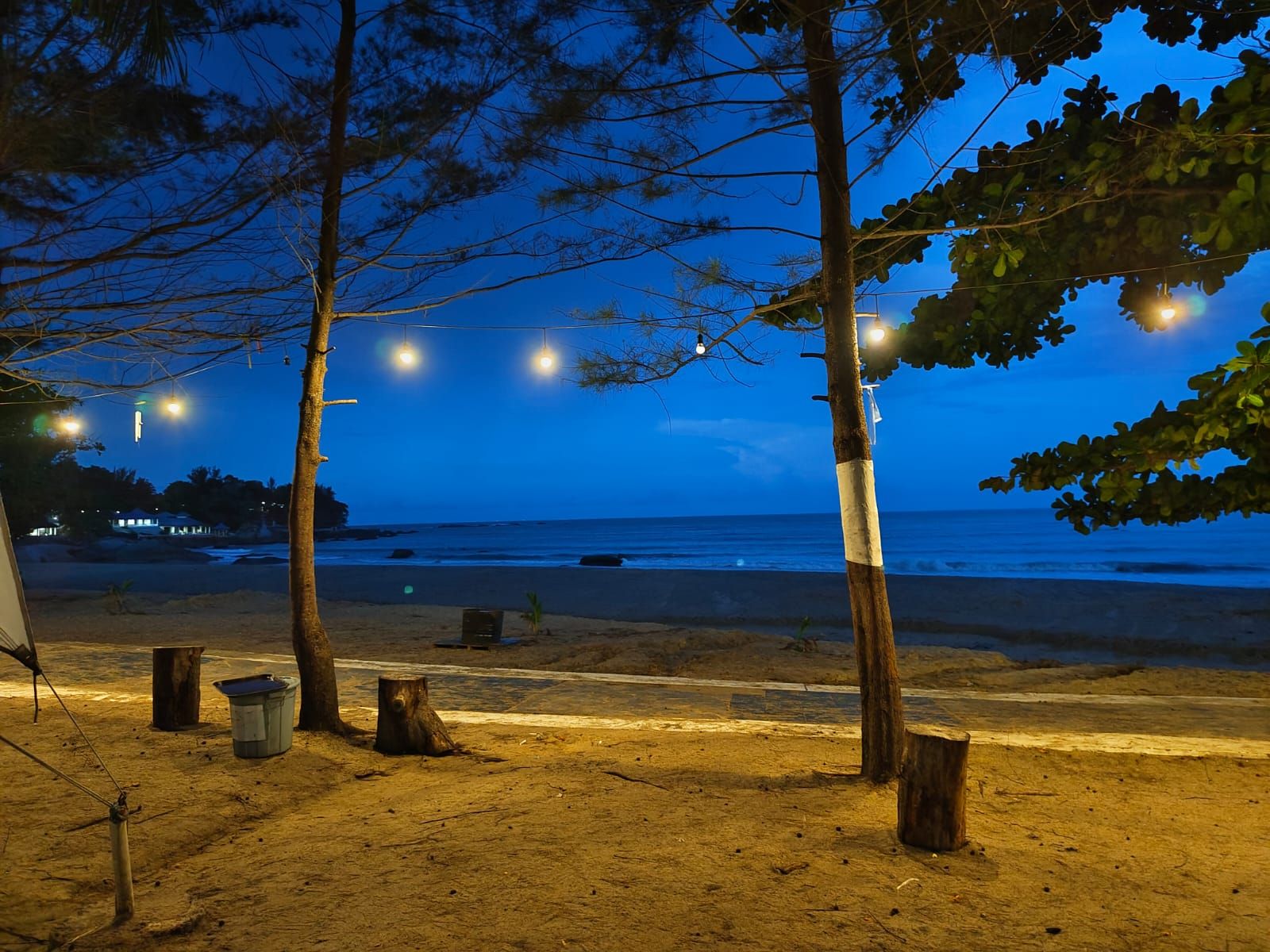 Pemandangan malam hari di depan tenda Glamping Pesona Bay