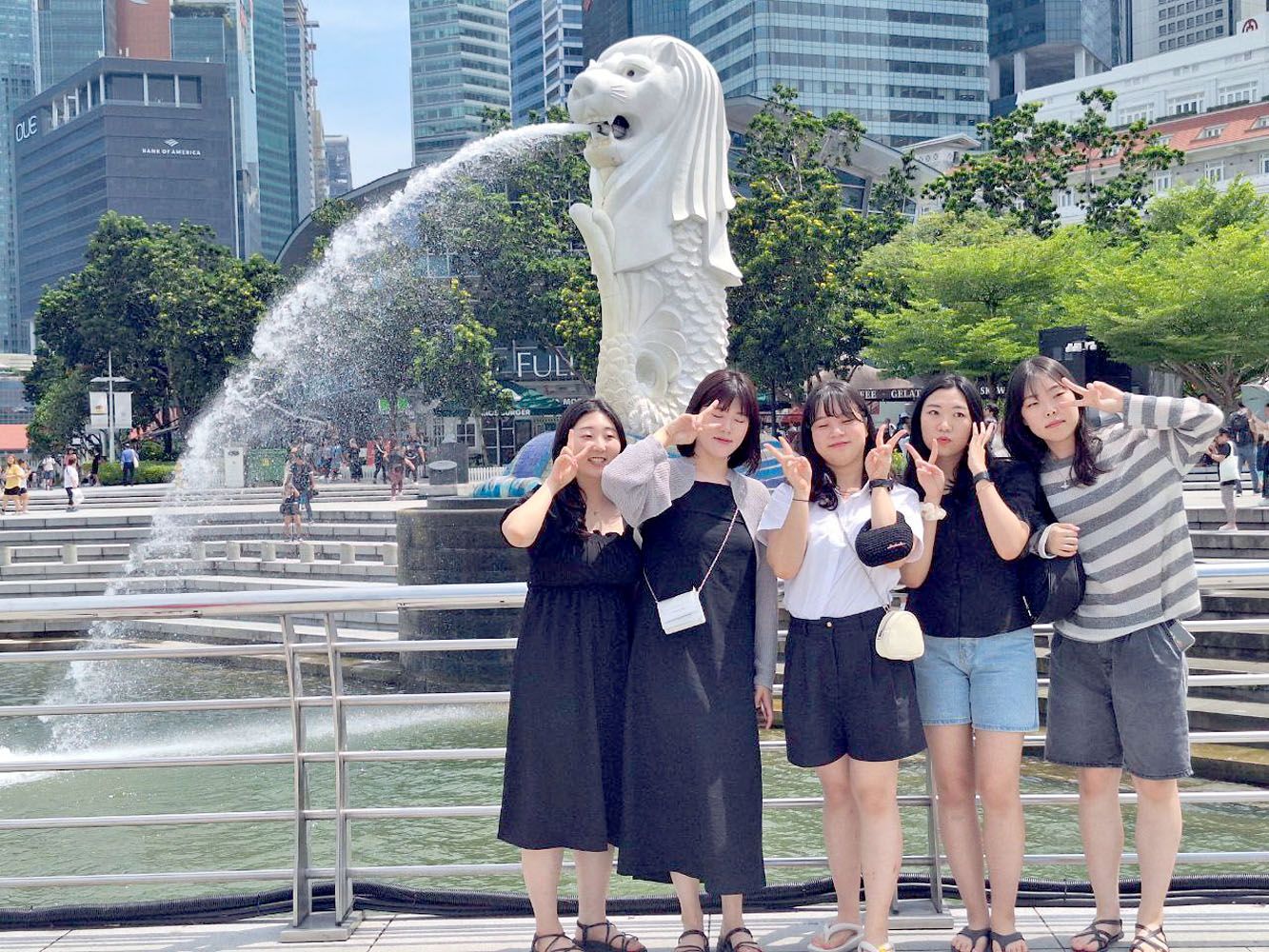 Sejumlah wisatawan asal Thailand terlihat mengabadikan momen liburan mereka di Singapura. Saat ini kawasan Patung Singa di Singapura paling digemari sejumlah wisatawan yang datang ke Singapura.