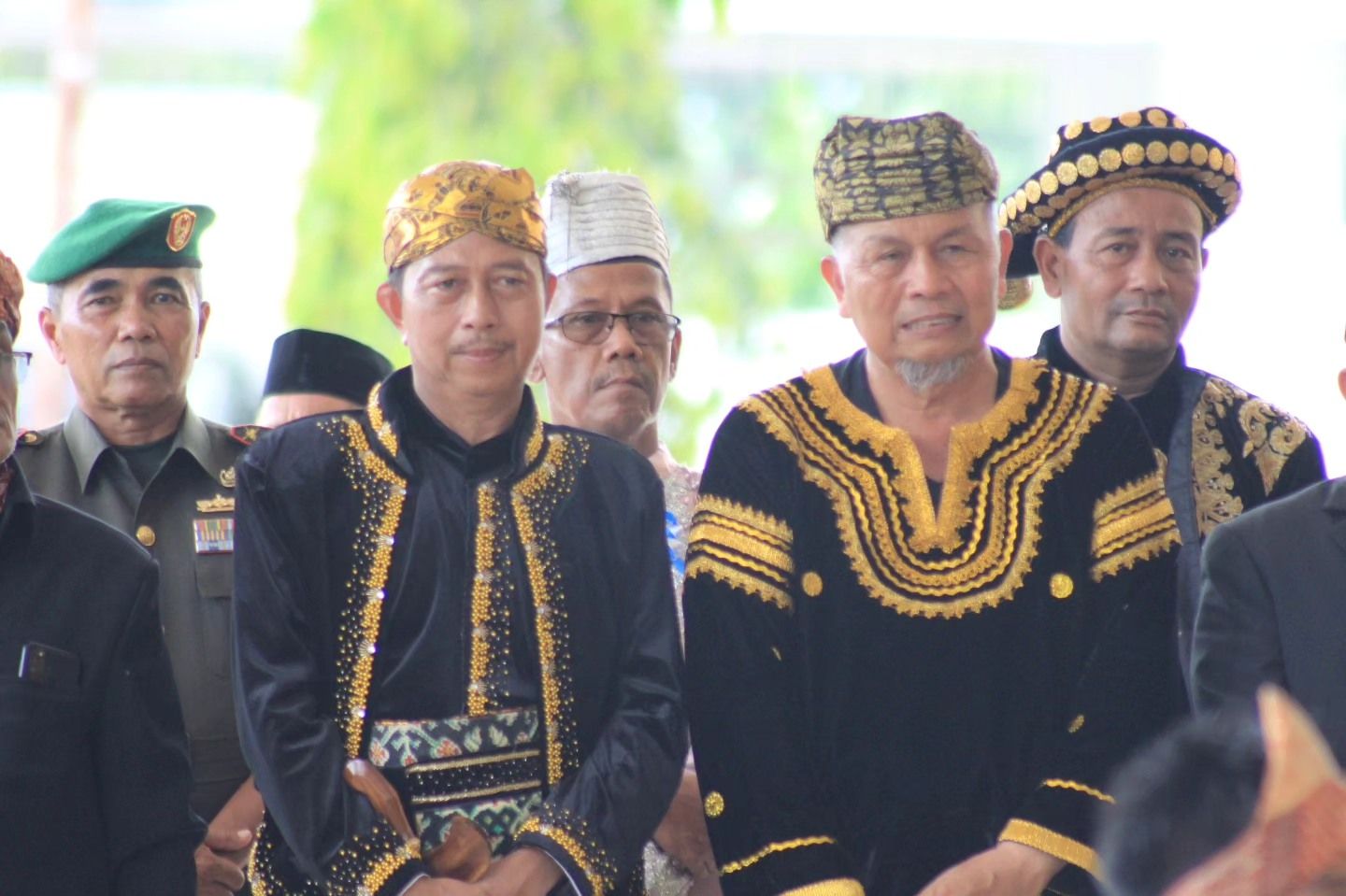 Bupati Pasaman Barat, Hamsuardi dan Wakil Bupati Pasaman Risnawanto memakai pakaian adat minangkabau dan jawa dalam rangka Hari Jadi kabupaten Pasaman Barat ke-20