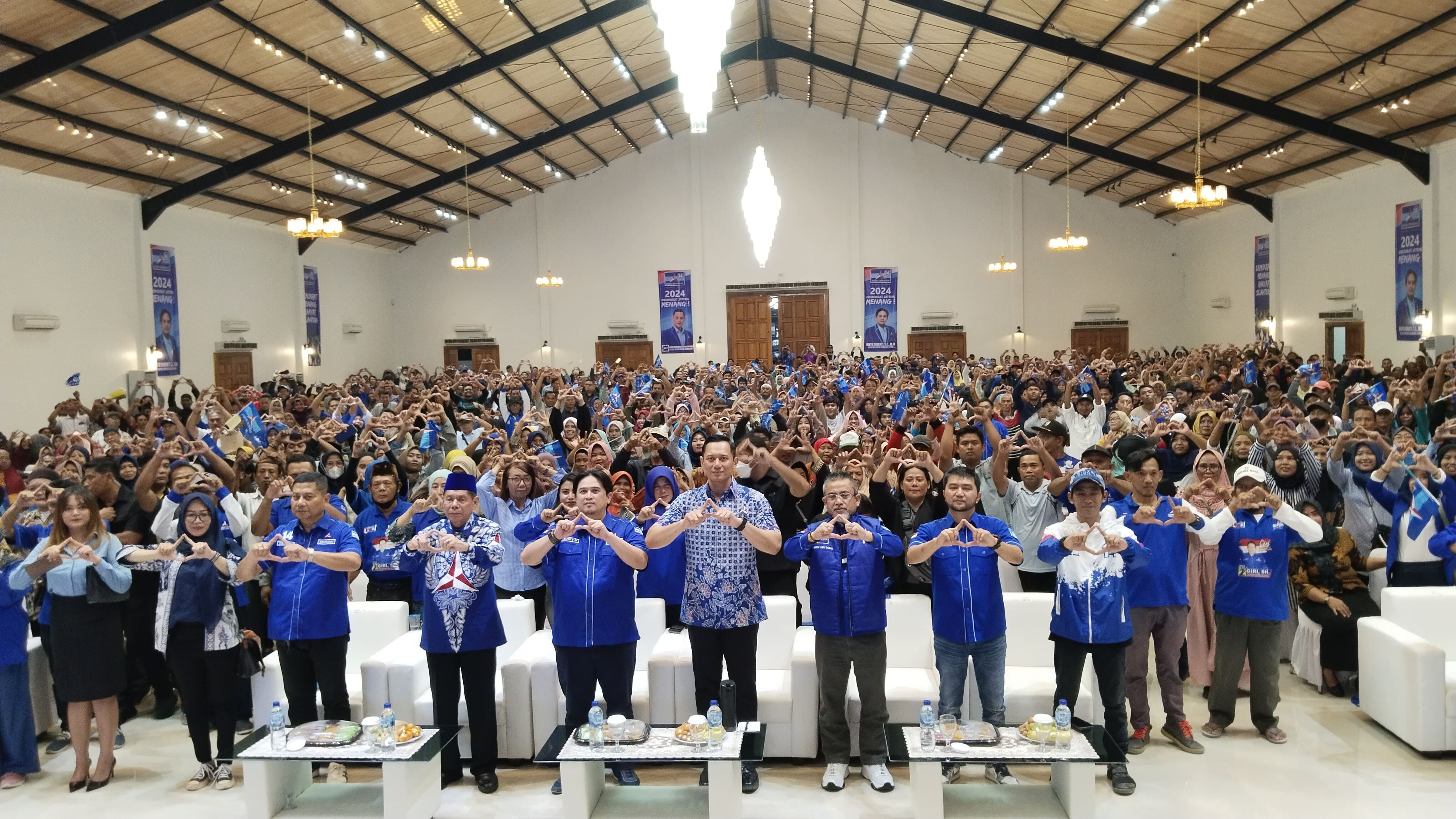 Ketua Umum Partai Demokrat Agus Harimurti Yudhoyono (AHY) melakukan kampanye di Kabupaten Tegal. AHY sampaikan program Partai Demokrat. 