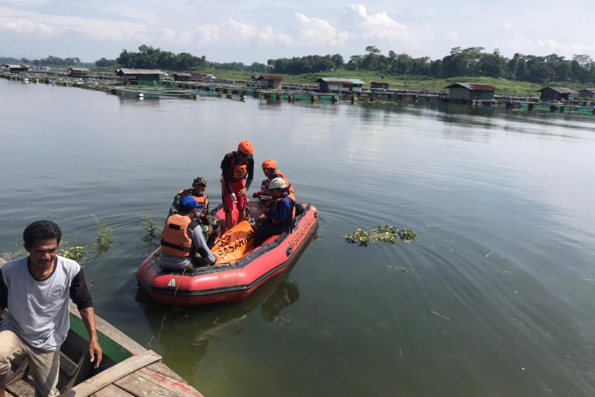 Seorang pria ditemukan tak bernyawa usai tenggelam di Waduk Saguling, Kabupaten Bandung Barat, pada Senin 8 Januari 2024 hari ini.