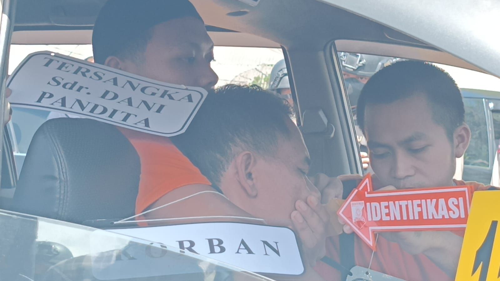 Polisi melakukan rekonstruksi kasus pembunuhan sopir taksi online di wilayah Kecamatan Cireunghas, Kabupaten Sukabumi, Selasa 9 Januari 2024.