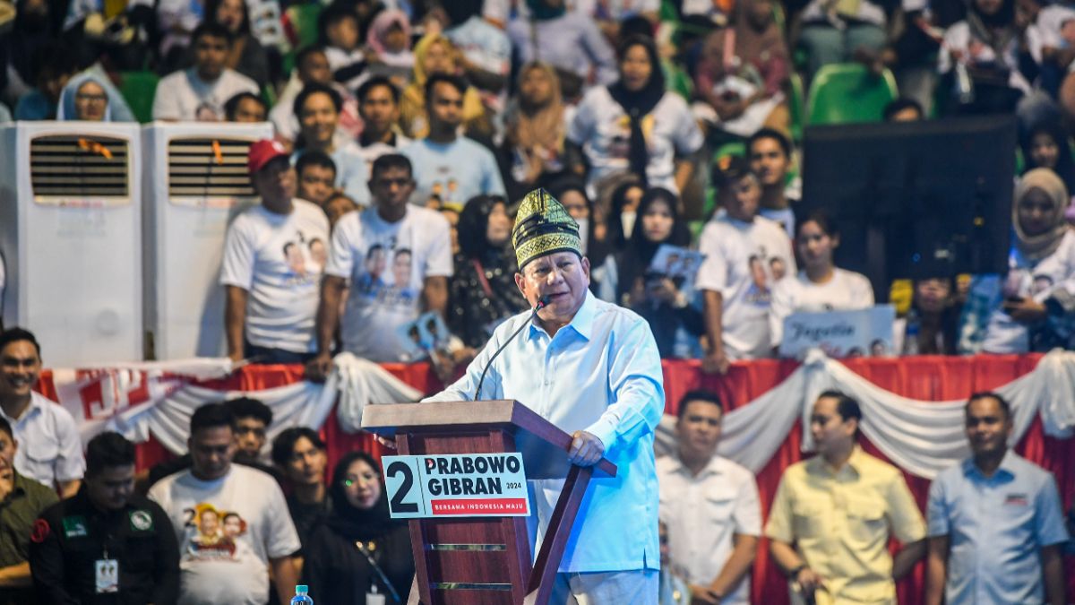 Calon presiden nomor urut 2 Prabowo Subianto memberikan pidato politik saat hadir di acara konsolidasi relawan Prabowo-Gibran se-Provinsi Riau di Gelanggang Olahraga Remaja (GOR) Pekanbaru, Riau, Selasa 9 Januari 2024.
