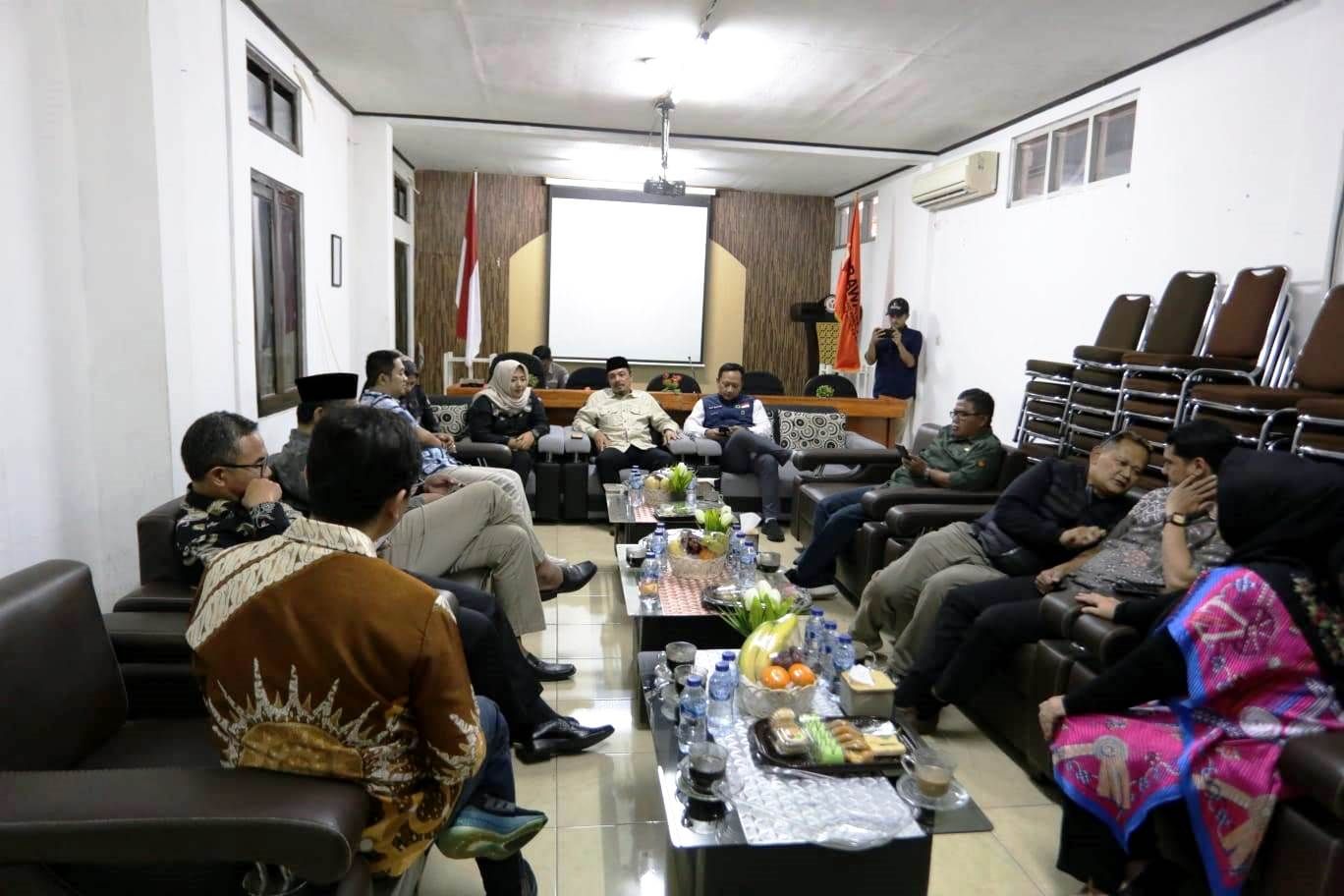 Kunjungan kerja Komisi 1 DPRD Provinsi Jawa Barat ke Kantor Bawaslu Kabupaten Ciamis, Senin 8 Januari 2024, memastikan kelancaran dan ketertiban tahapan pemilu di daerah.*