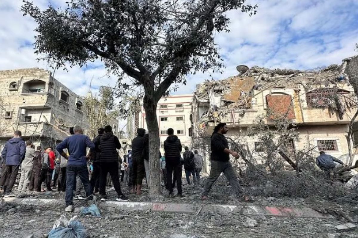 Warga Palestina memeriksa lokasi serangan Israel terhadap sebuah rumah di tengah konflik antara Israel dan kelompok Islam Palestina Hamas di Jabalia, Jalur Gaza utara, pada tanggal 3 Januari 2024.