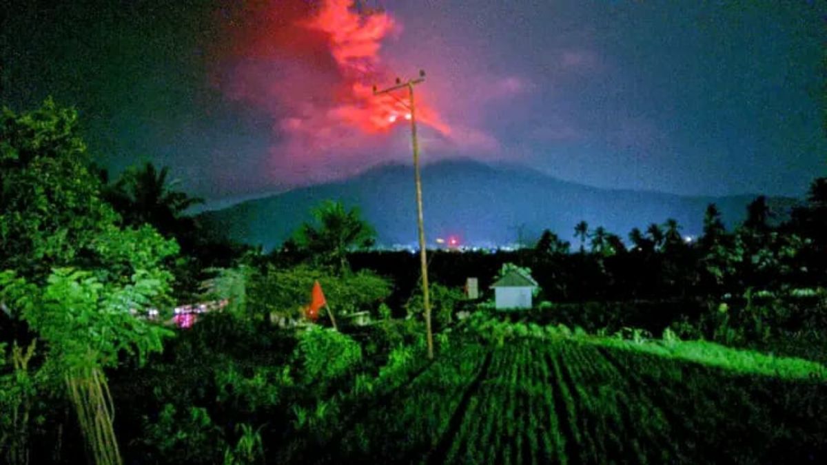 Erupsi Gunung Lewotobi pada Selasa (09/01/2024) malam.//