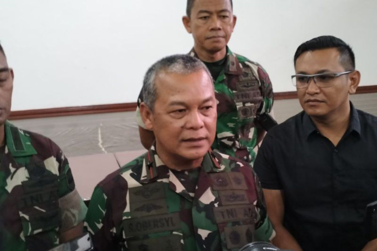 Komandan Korem (Danrem) 032/Wirabraja Brigadir Jenderal (Brigjen) TNI Rayen Obersyl (tengah) saat diwawancarai awak media massa pada Selasa (26/12/2023)