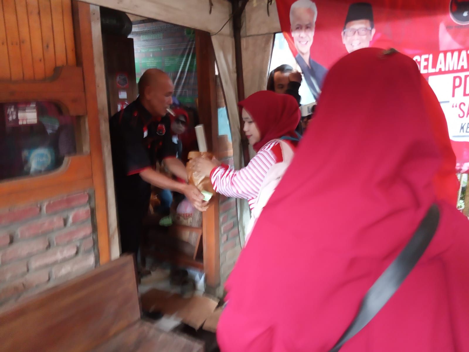 Warga Lembang menyerbu bazaar murah sembako yang diadakan oleh Caleg Dapil 3 Thio Setiowekti dalam rangka HUT PDIP ke 51